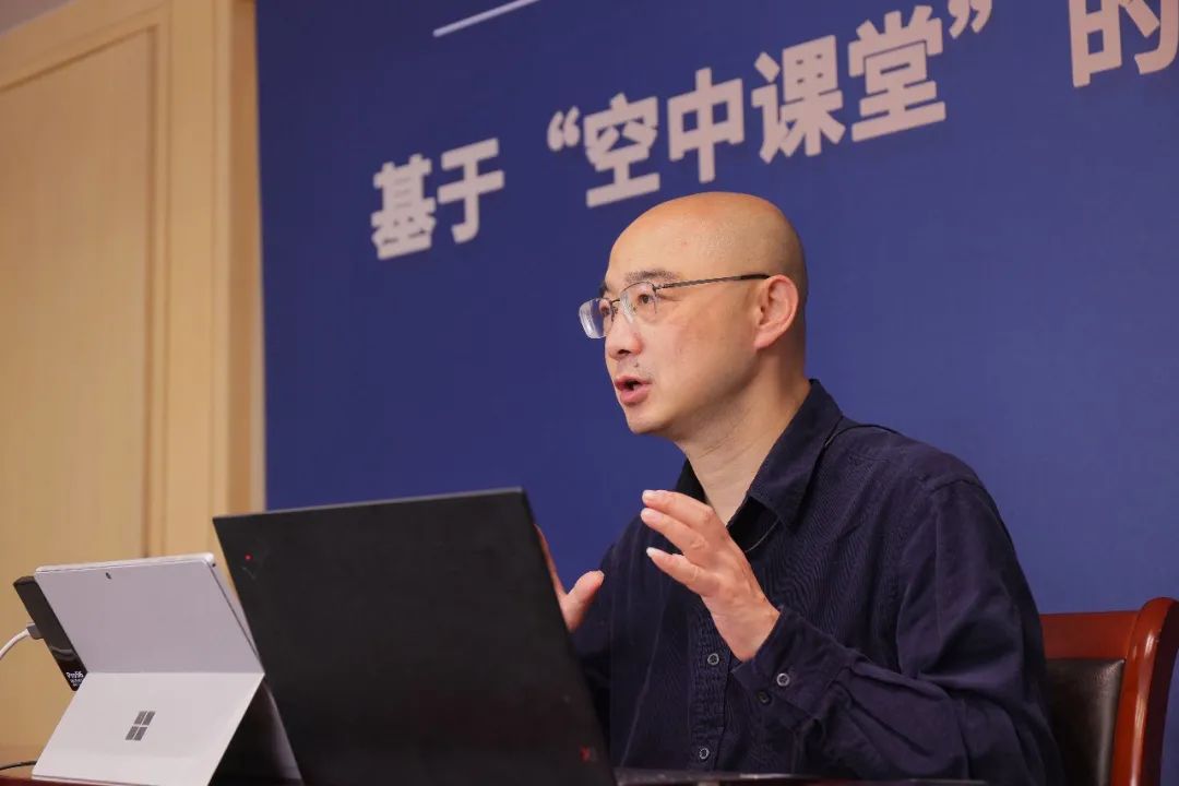 上海市小学特级教师薛峰做《透视上海市小学语文学科空中课堂》的专题