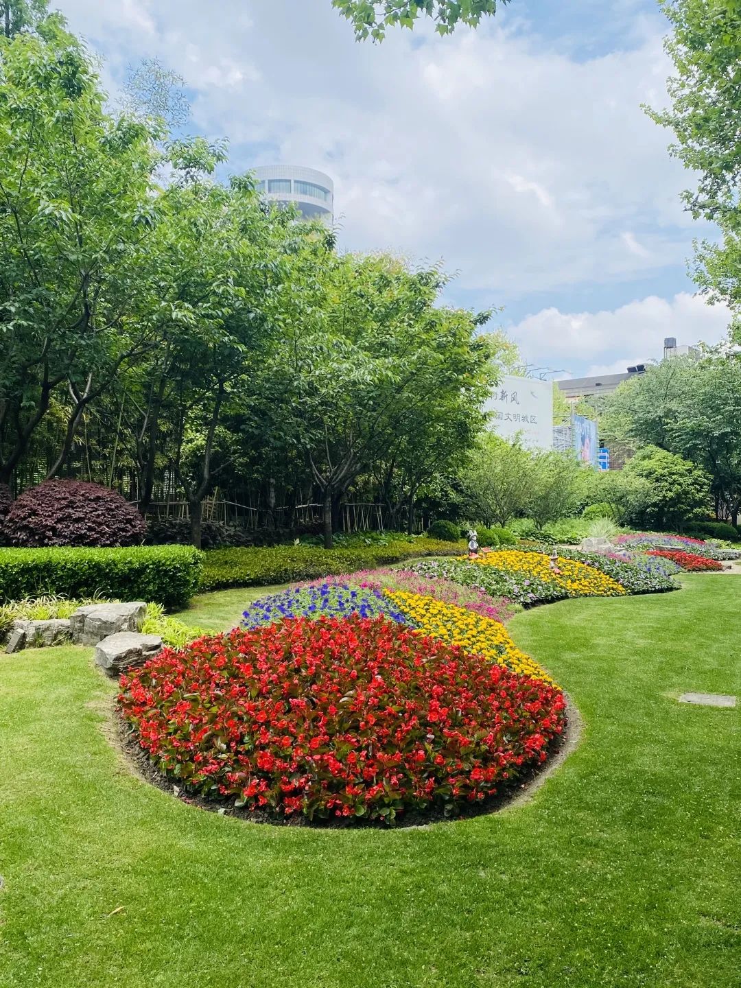迎五一申城街头和公园里的花坛花境都美美哒