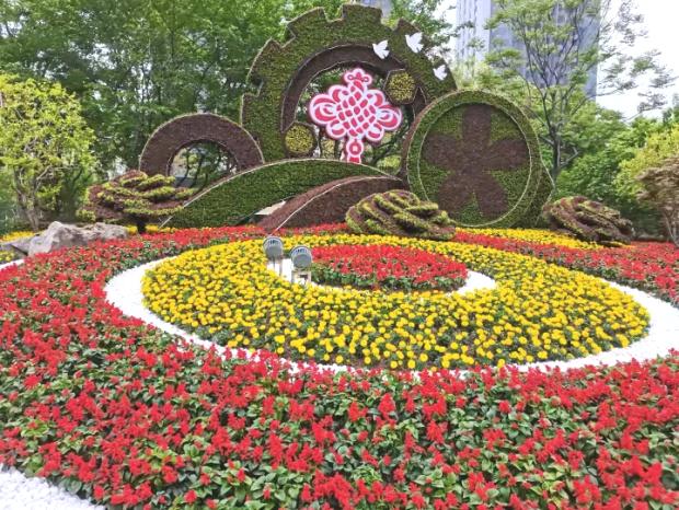 迎五一申城街头和公园里的花坛花境都美美哒