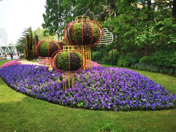 迎五一申城街头和公园里的花坛花境都美美哒