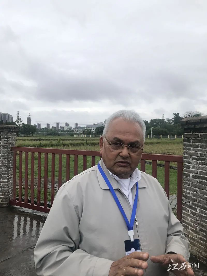 一头银发的尼泊尔驻华大使马亨德拉·巴哈杜尔·潘迪精神矍铄,在人群