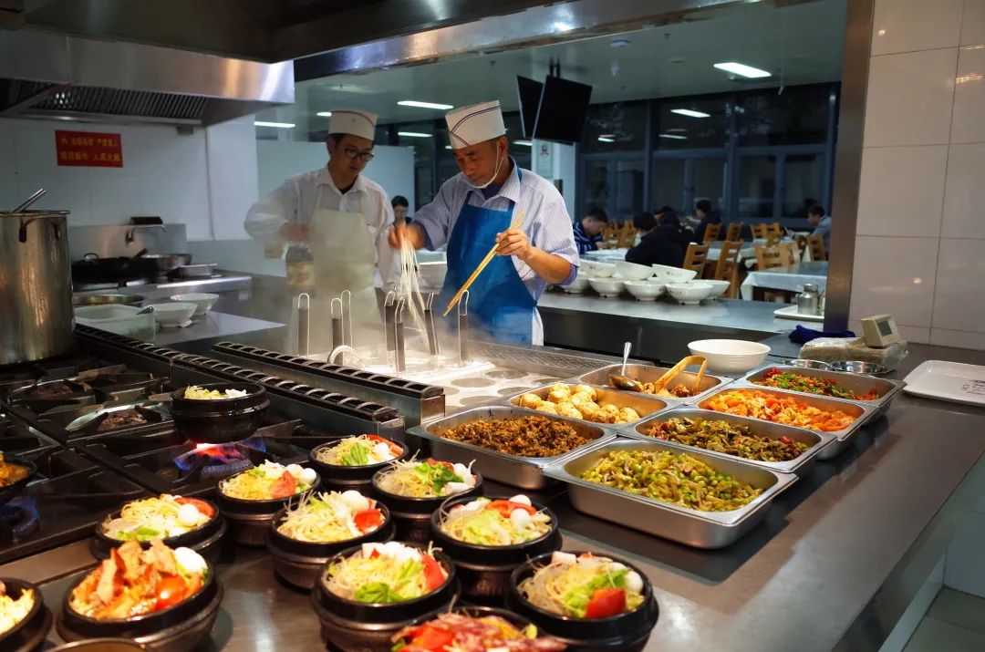 食堂师傅妙手阿姨添置也有生活需要惊喜甚至让异乡学子,有了"归家"的