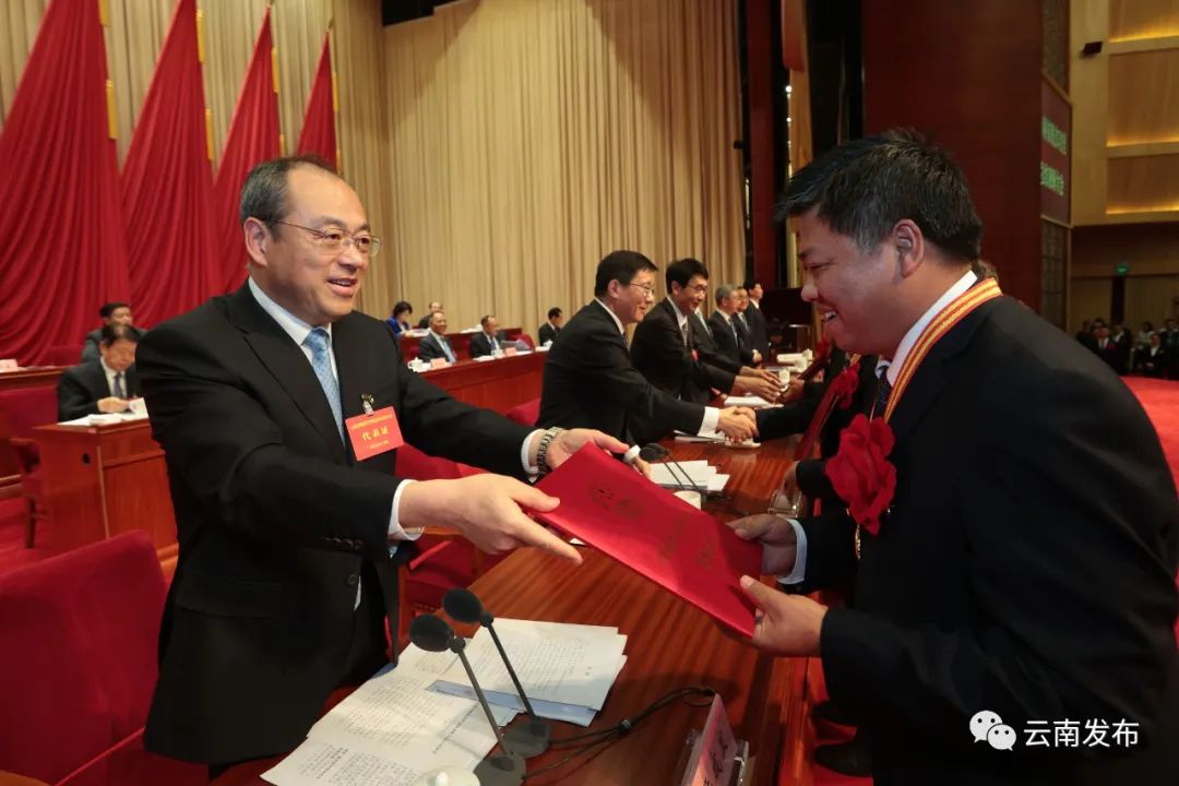 今天,蒙自这些个人和陕西职业技术学院集体在海埂会堂接受表彰