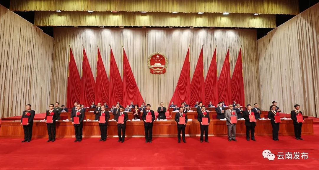 今天,蒙自这些个人和陕西职业技术学院集体在海埂会堂接受表彰