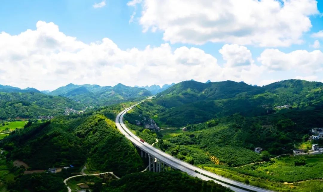 沿着高速看中国丨今天的主角是包茂路在景中还有最美路姐