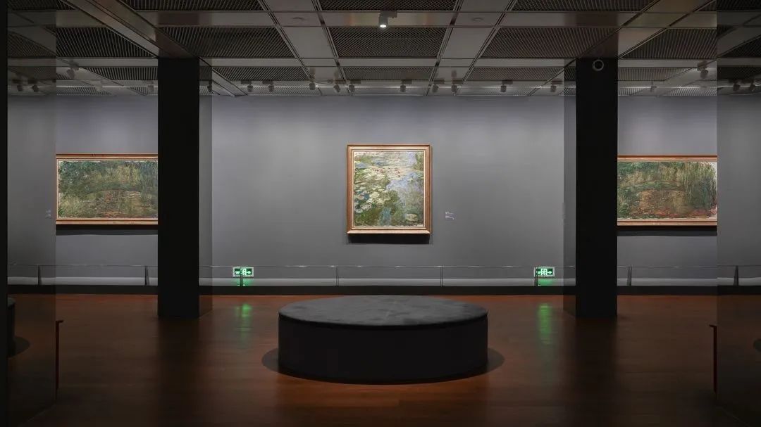 莫奈最为观众熟知的还是他的《睡莲》和《日本桥》系列作品,展览中的