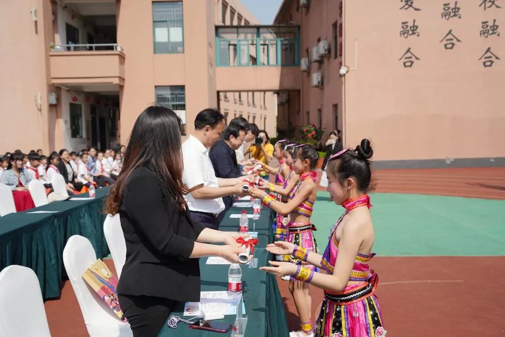 鎮黨委副書記鍾祥明為受助學生髮放助學禮包區委統戰部副部長,區民宗