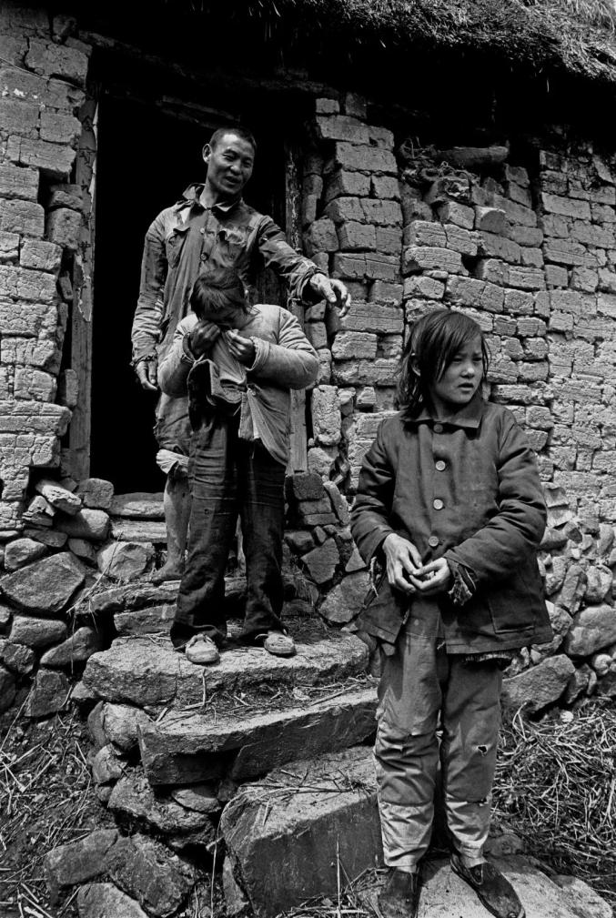 1991年4月河南省商城县苏仙石乡草房湾村姐姐杨永香(14岁)把救助款让