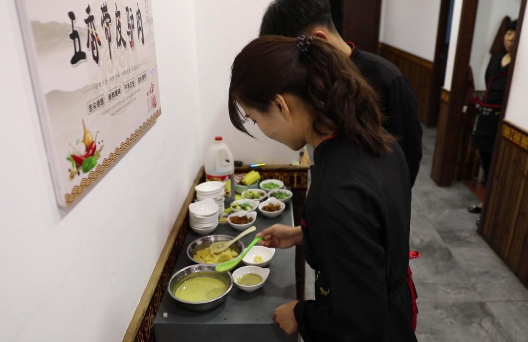 劳动最光荣看美女主播体验饭馆服务员