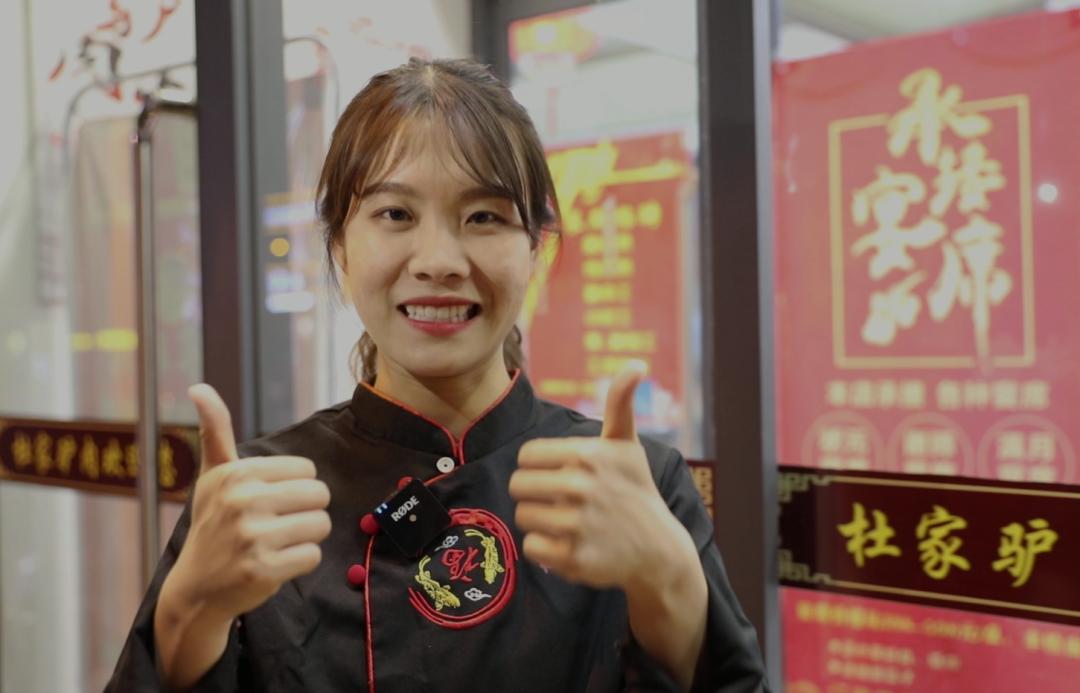 劳动最光荣看美女主播体验饭馆服务员