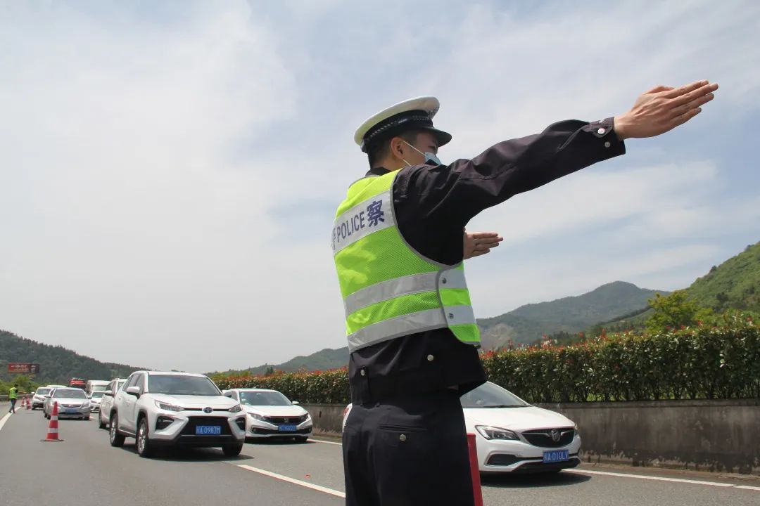 节日我在岗五一长假第一天来看看交警蜀黍们都在干啥
