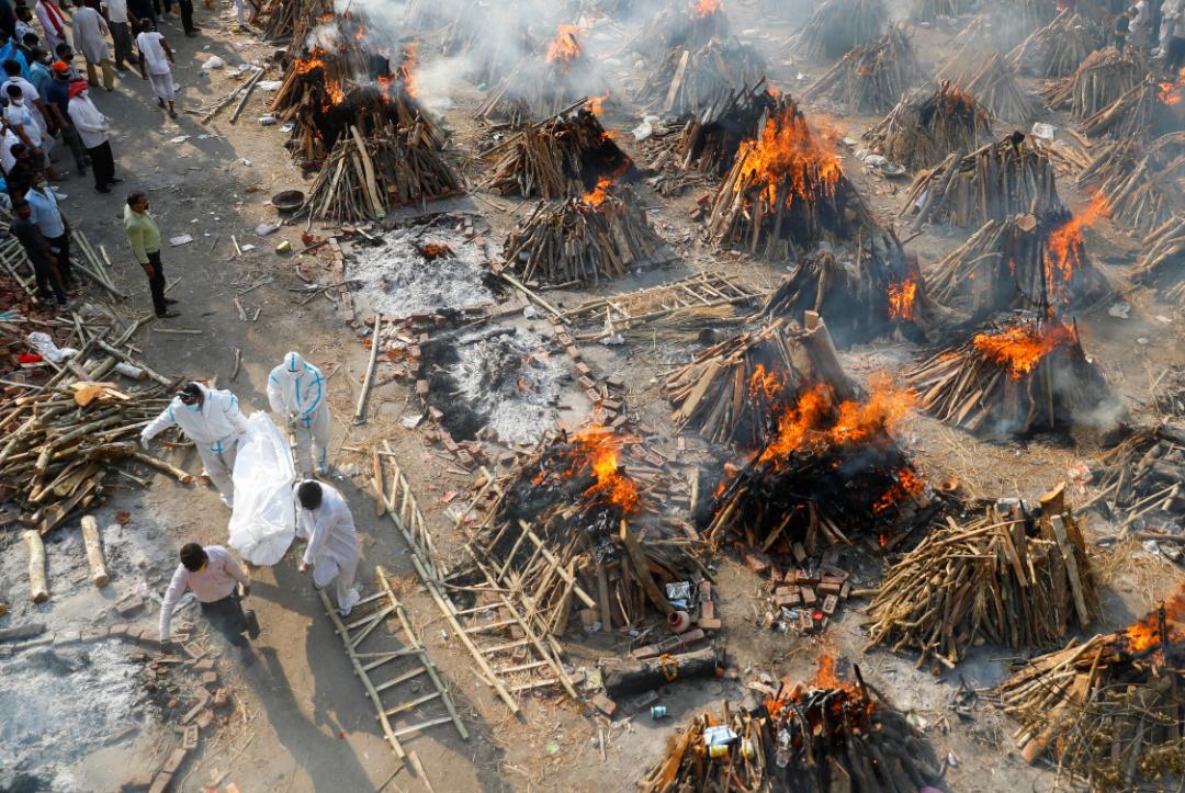 4月26日,印度新德里,火葬场大规模火化新冠疫情死难者