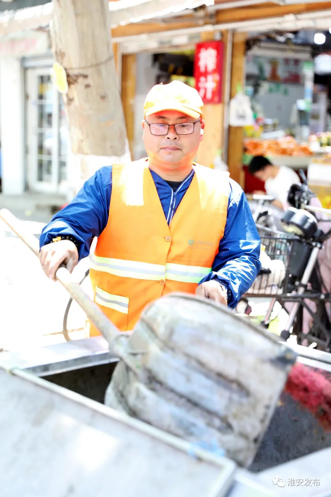 体贴不辞劳苦没有怨言环卫工人他们是城市的美容师这个“五一”依旧在岗
