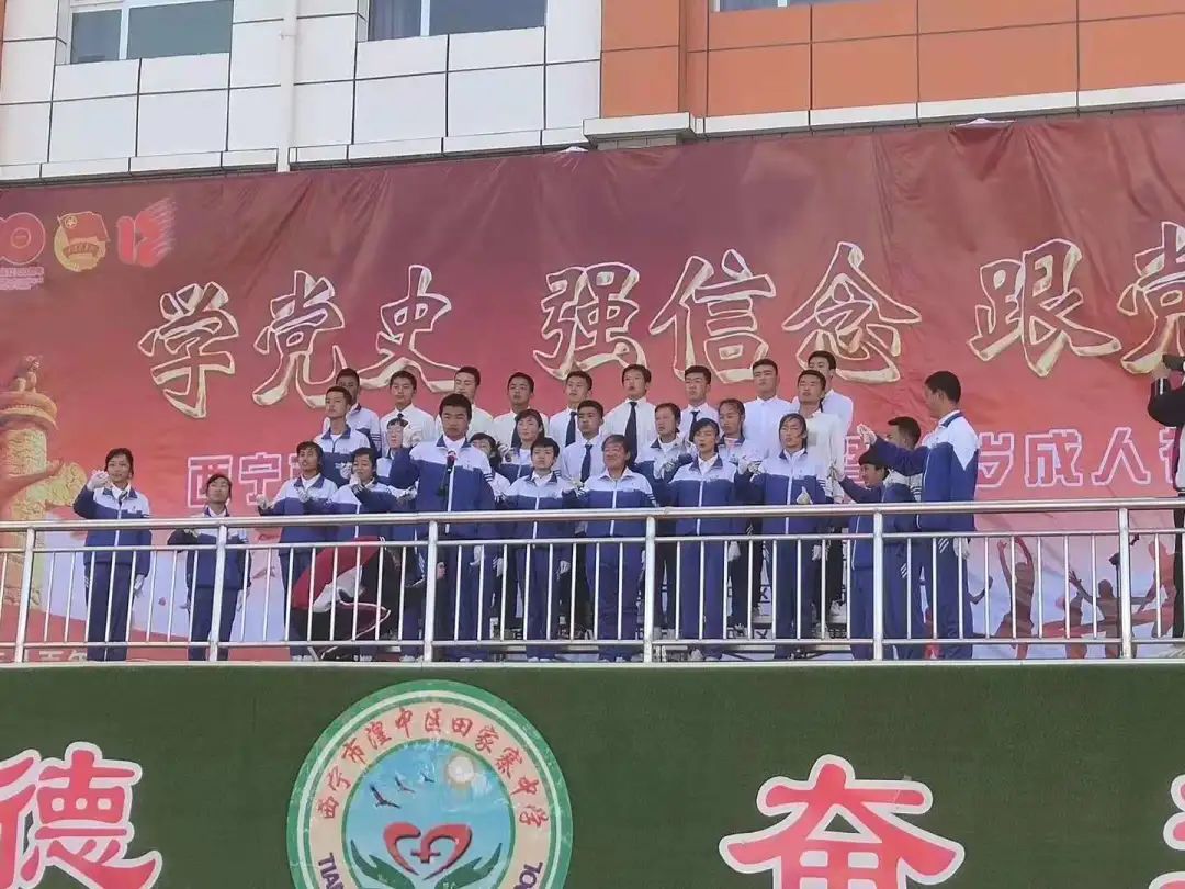 田家寨中学115名学生加入了中国共产主义青年团,在戴上团徽的这一刻起