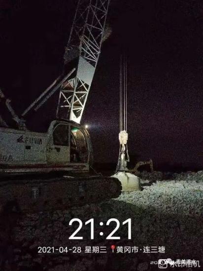 管道清淤定额水下挖掘机”刘贺清对着下面干活的店员们喊到(3)