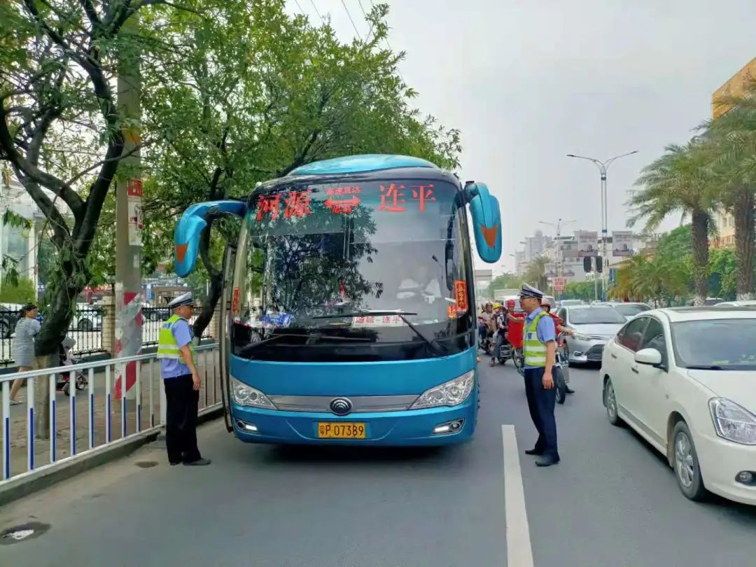 我为群众办实事五一劳动节河源公安交警以劳动守望平安