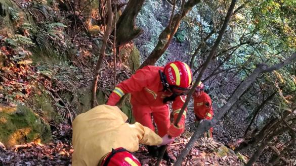 长沙驴友徒步武功山跌落悬崖,消防6小时紧急营救