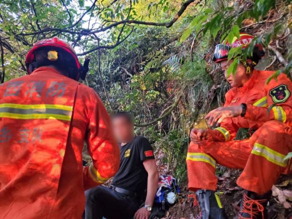 长沙驴友徒步武功山跌落悬崖,消防6小时紧急营救
