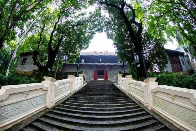 书院内有余庆楼,玉喦殿,萝坑精舍,天尊堂等景观集宋,元,明,清四代建筑