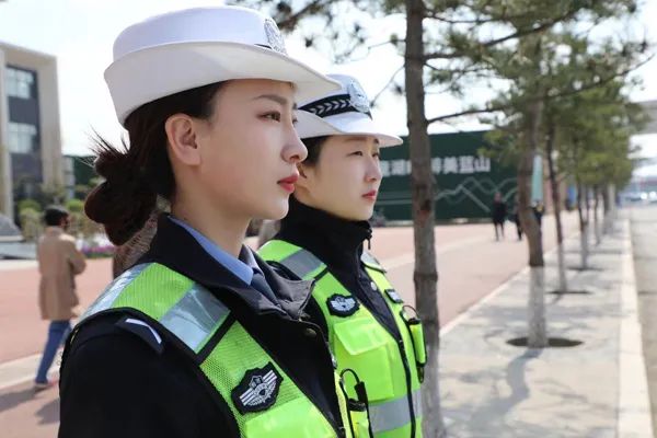 梅河口女交警图片