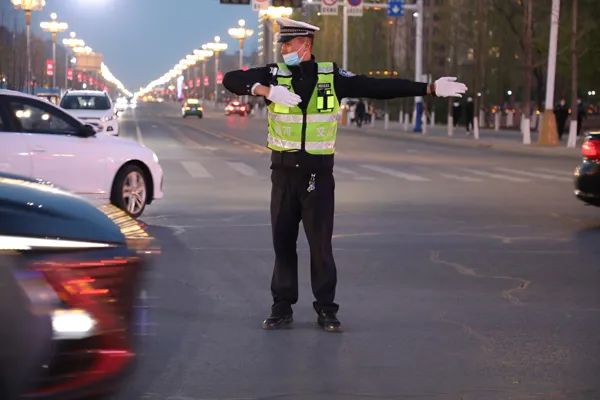 五一我在岗平安相伴一路相随梅河口交警坚守岗位保路畅民安