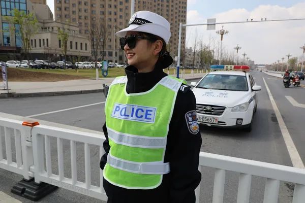 梅河口女交警图片