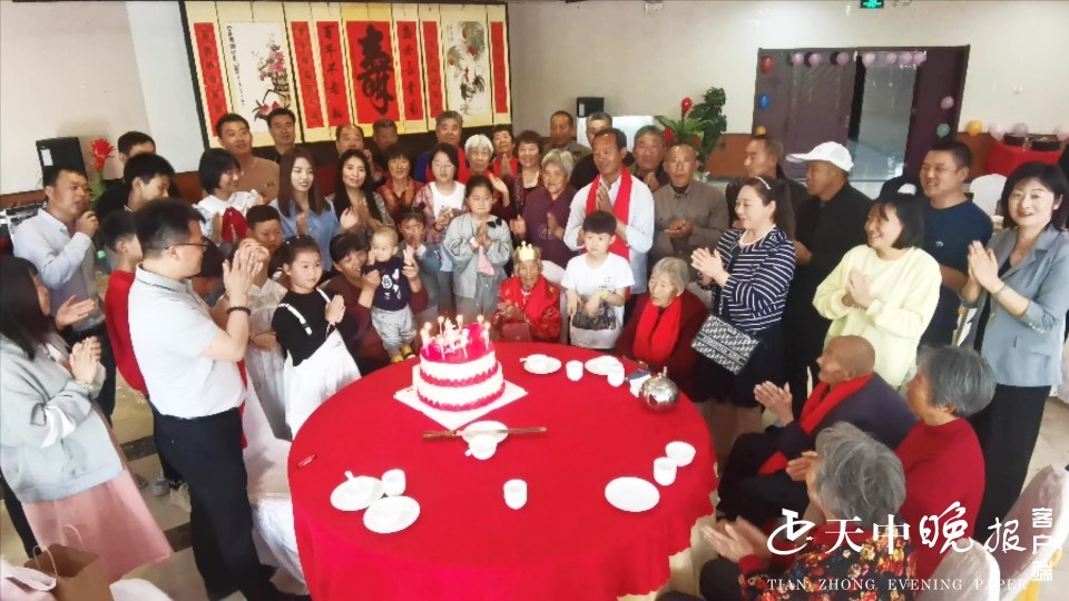 駐馬店百歲老人過生日四世同堂全家福