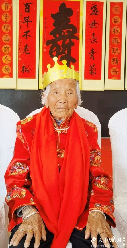 驻马店百岁老人过生日四世同堂全家福