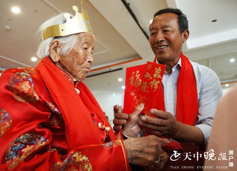 駐馬店百歲老人過生日四世同堂全家福