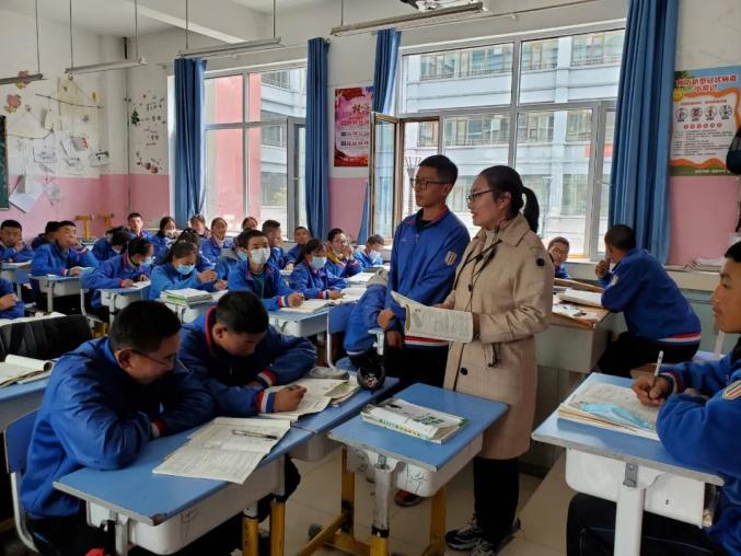 身边的榜样五一最美劳动者礼赞30名教师主动放弃小长假为初三学生补课