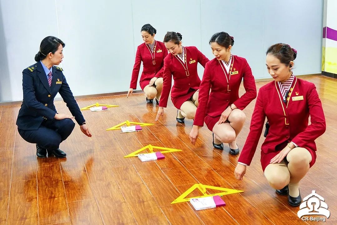 站姿,坐姿,蹲姿,表情管理……通过在形体实训室内接受一系列专业的