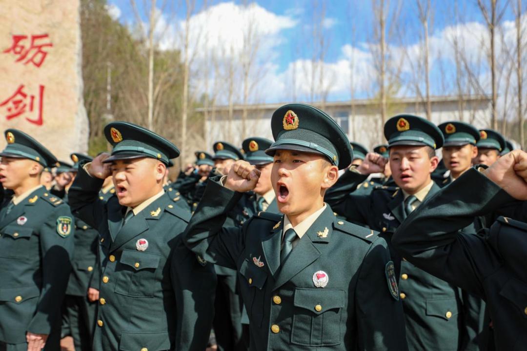 軍營裡的致青春解放軍和武警部隊多種形式活動迎接五四青年節