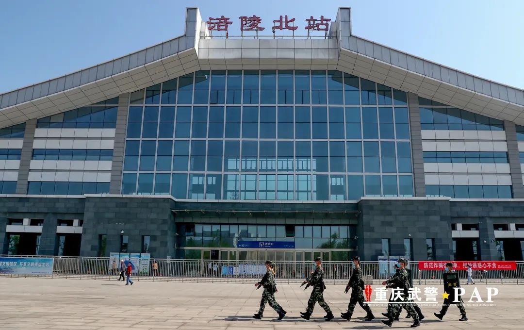 重庆武警加强执勤确保节日安全
