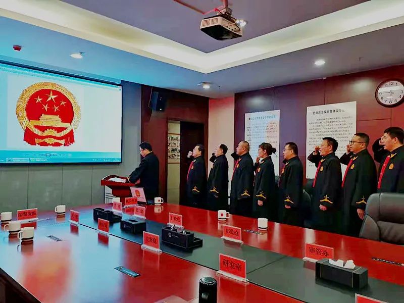 海西中院新入职中层干部向宪法宣誓