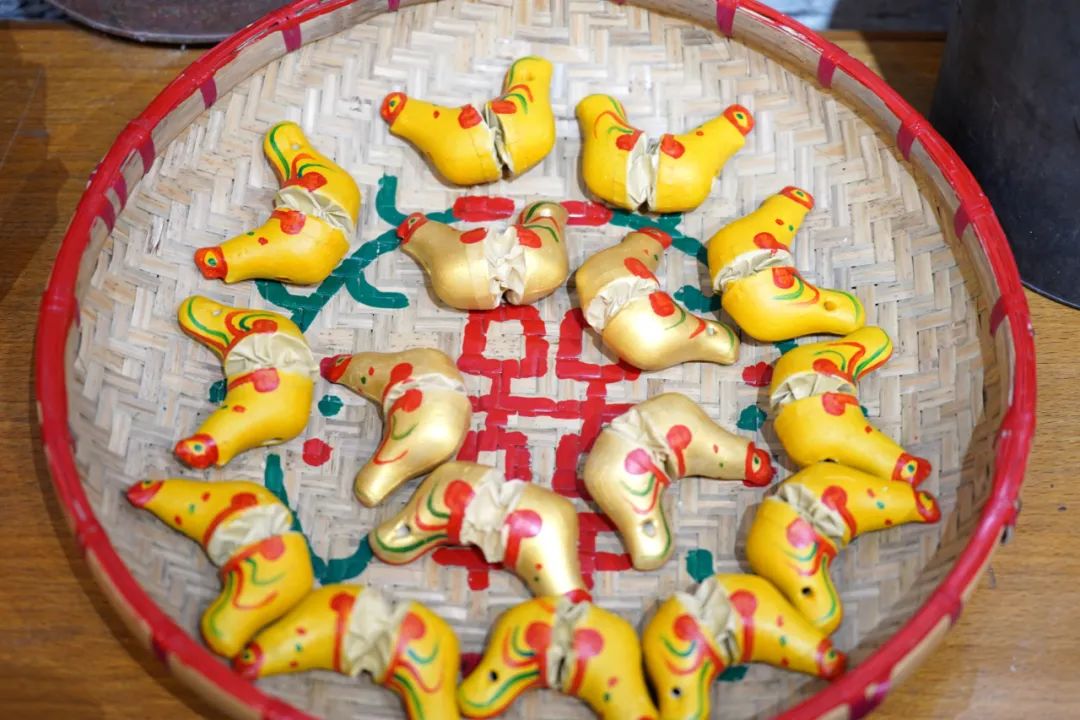 2016年,开平市非遗展示馆计划展出镇濠泥鸡,因知晓冯家是泥鸡制作"