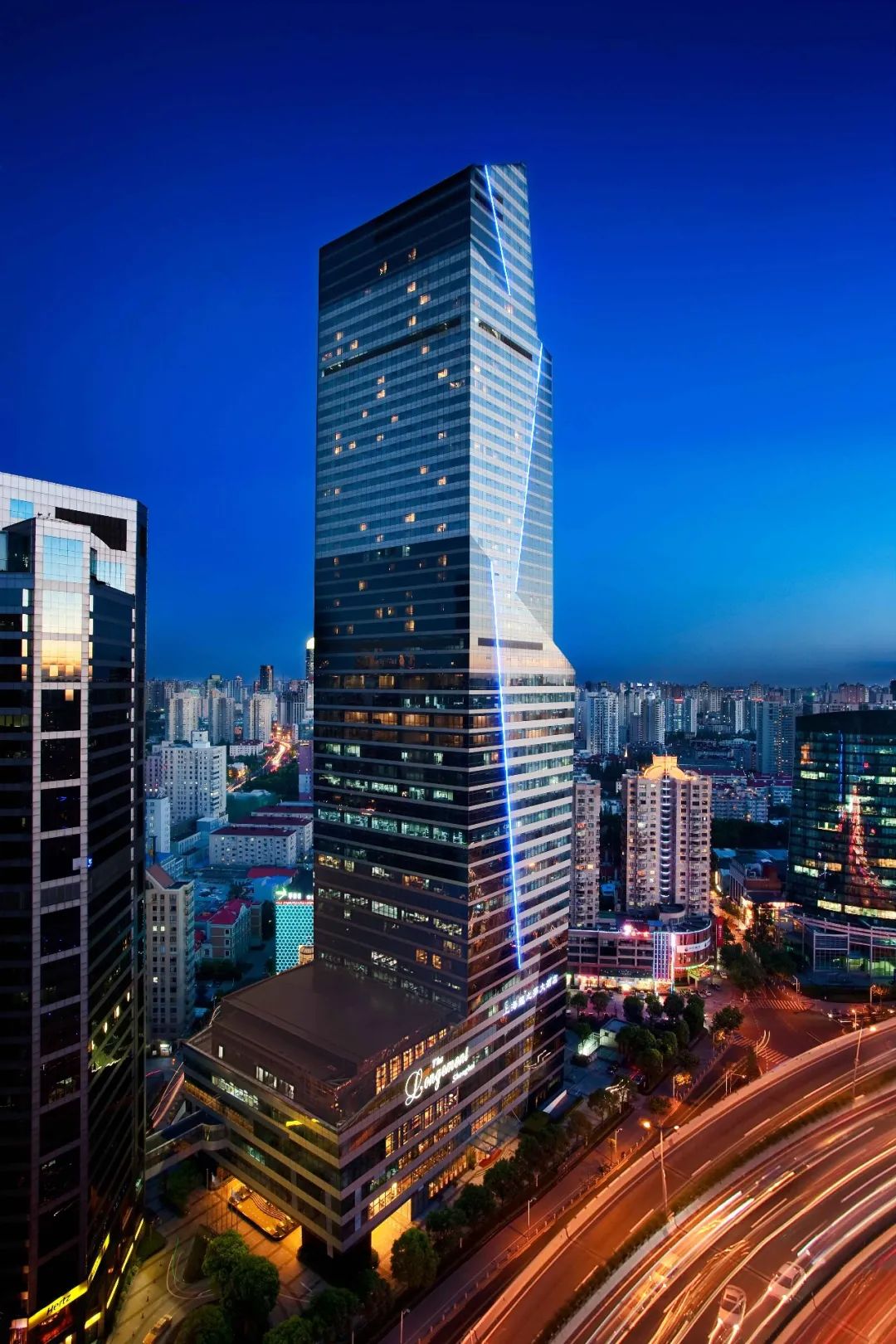 上海龙之梦大酒店是由上海长峰酒店管理有限公司管理的豪华五星级酒店