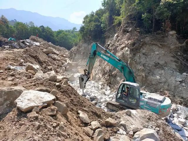 督察整改进行时 | 怒江州泸水市老窝镇荣华村松毛河“10.22”泥石流被冲土石方整改清理工作有序开展
