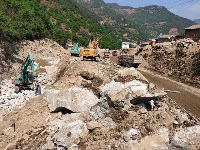 督察整改进行时 | 怒江州泸水市老窝镇荣华村松毛河“10.22”泥石流被冲土石方整改清理工作有序开展