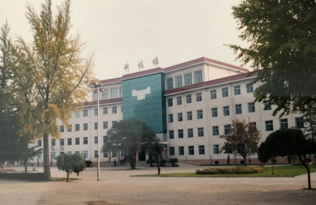 十三中学校门80年代十三中学校门70年代十三中学校门60年代峰峰一中