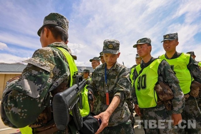 西藏军区某旅组织群众性练兵比武竞赛:比武场上立起实战靶标