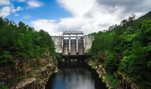 雄伟的长冈电站大坝1971年11月开始1台机组发电,1972年基本建成,1974