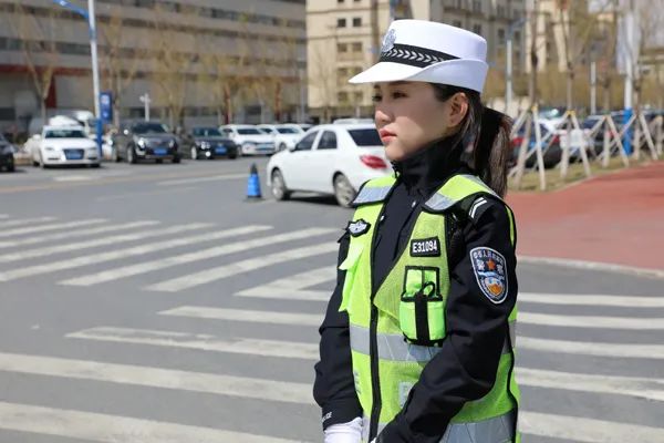 梅河口女交警图片