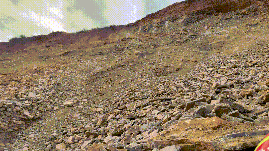 突发山体滑坡!消防员冒险救出被困司机