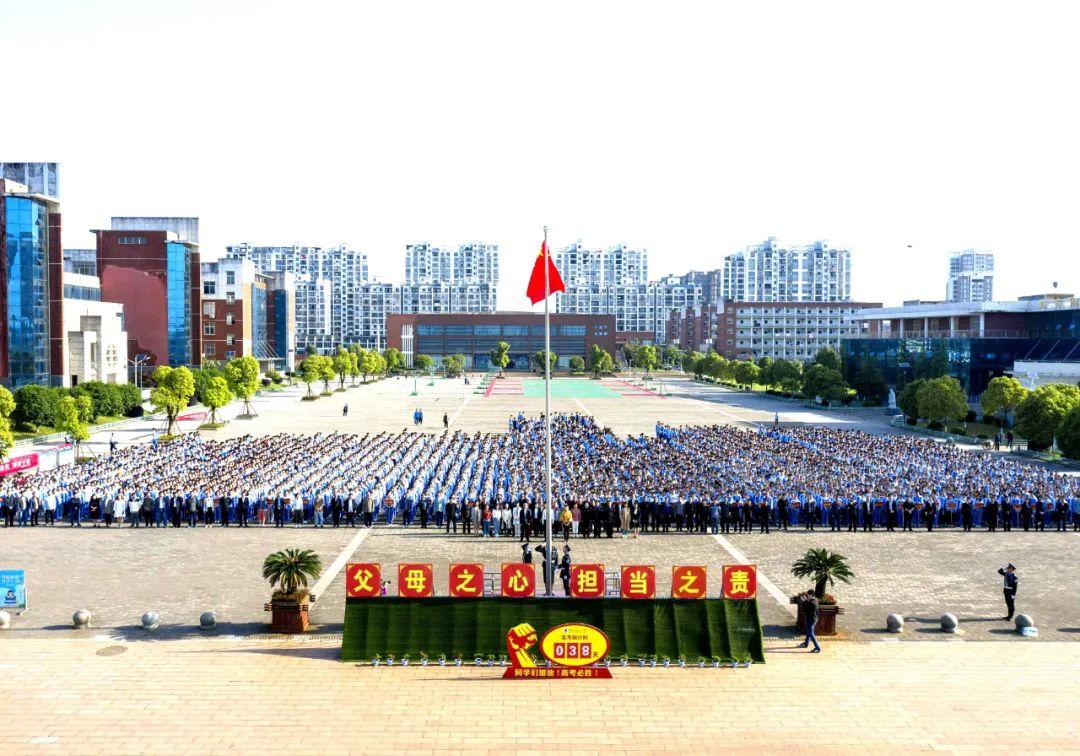 进贤县公安局青年民警携手进贤县第一中学全体师生举行进校园升国旗