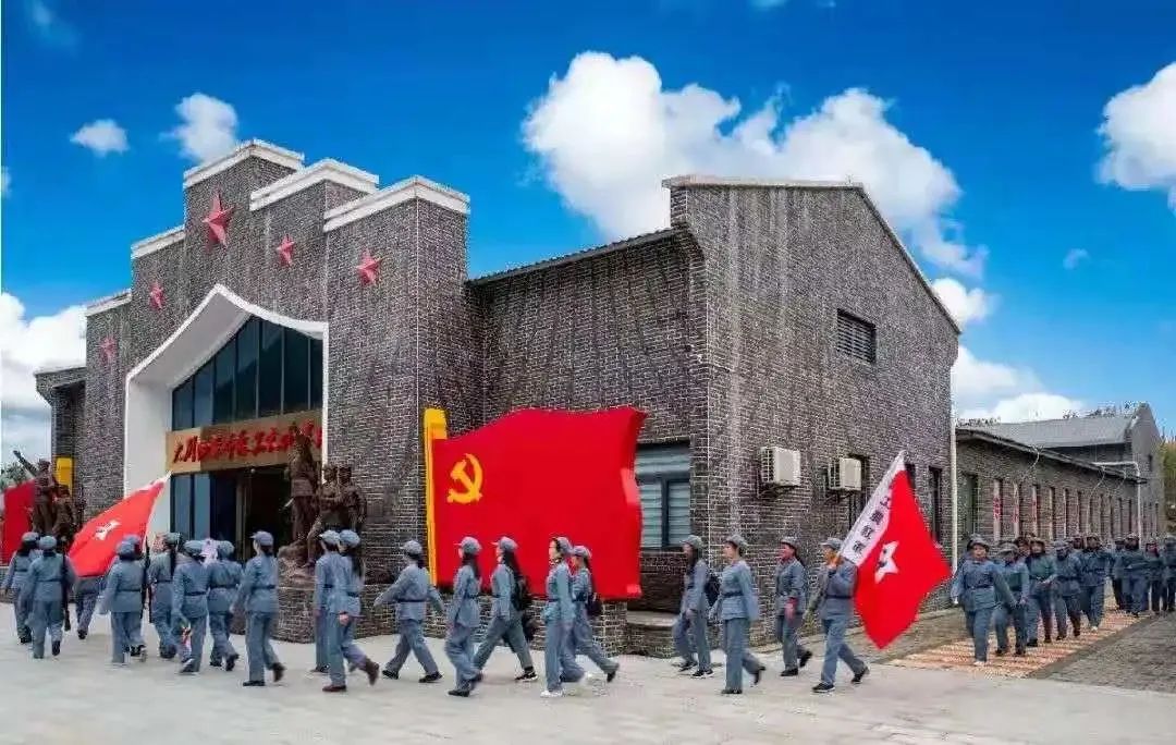 红色旅游项目备受青睐5月1日,湖北省"长安杯"业余网球团体赛在英山县