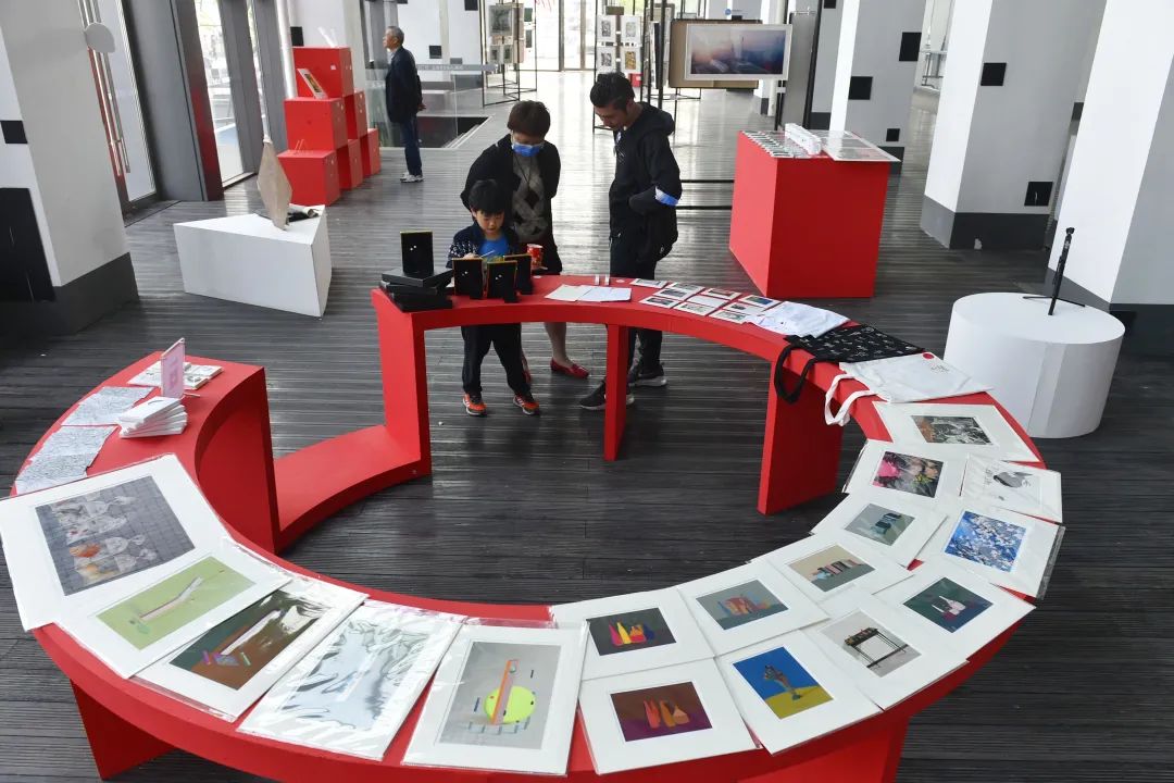 逛展打卡！来杨浦滨江这场画展“对话”青年艺术家！