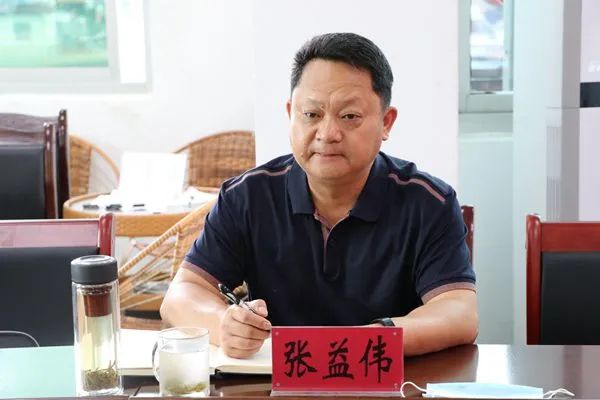 座谈会上,党组书记,院长杨国宇同志向张益伟书记汇报了法院队伍教育