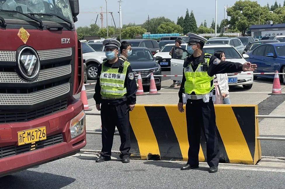 民警张文忠在沪昆高速检查站 枫泾服务区引导进站车辆