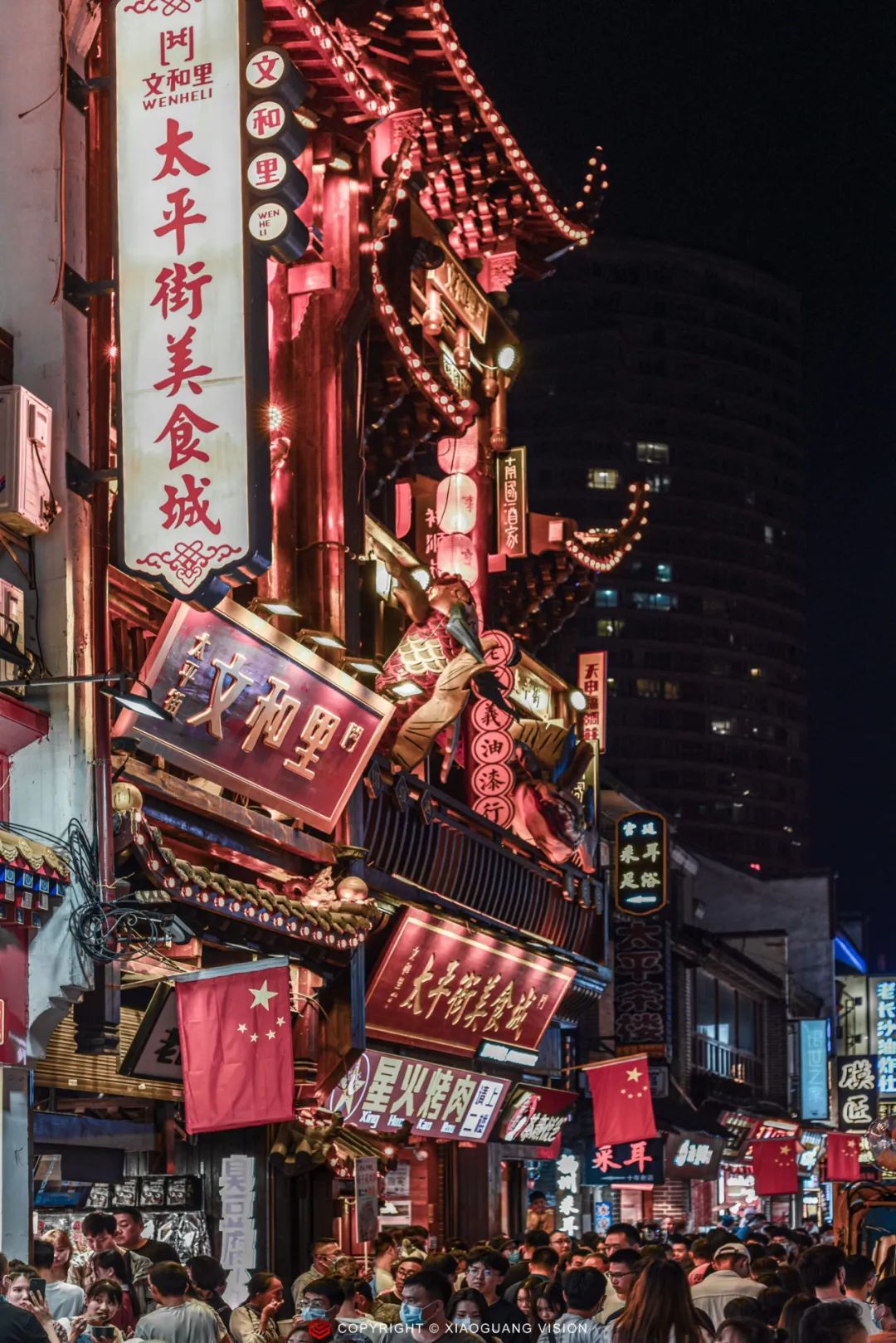 今年的五一假期长沙格外热闹,五一广场人山人海,一望过去都是无边无际