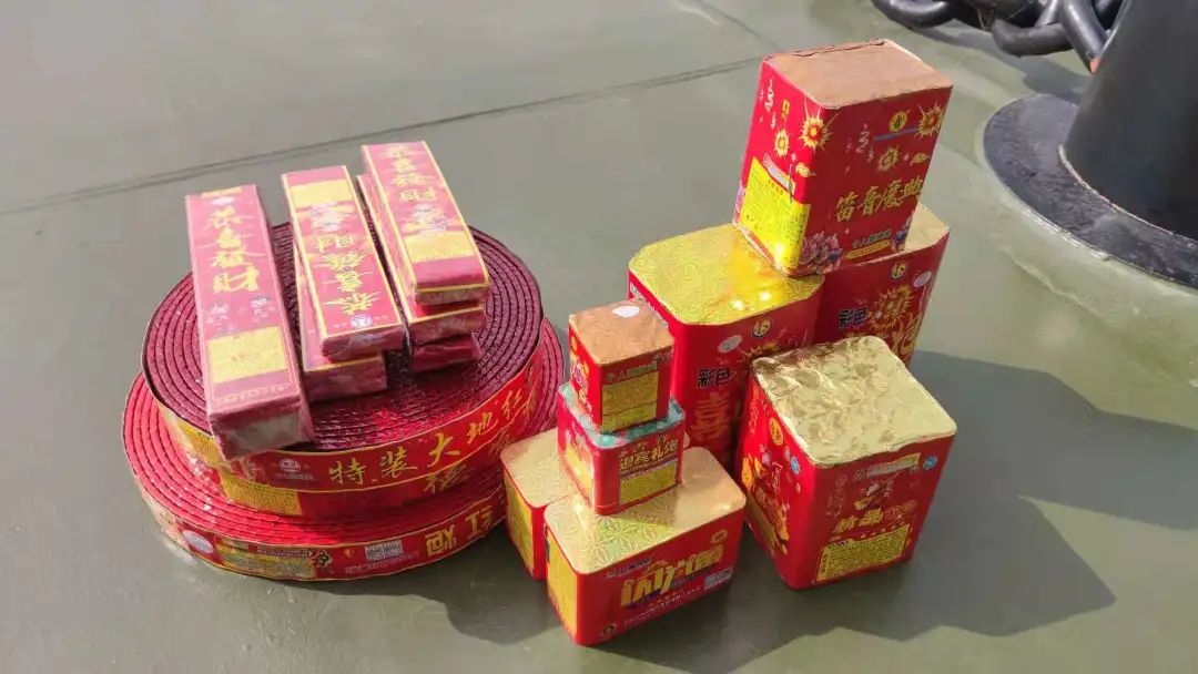 5月2日凌晨,分局民警在长江上海段崇明水域一举打掉一个非法采砂犯罪